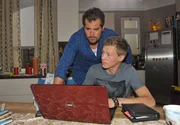 Leon (Daniel Fehlow, li.) bemüht sich, Vince (Vincent Krüger) ernsthaft zu helfen. Doch leider übertreibt Leon in seinem Eifer komplett und sein Sohn ist völlig überfordert. Leon (Daniel Fehlow, li.) bemüht sich, Vince (Vincent Krüger) ernsthaft zu helfen. Doch leider übertreibt Leon in seinem Eifer komplett und sein Sohn ist völlig überfordert.