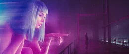 K (Ryan Gosling) mit seiner Hologramm-Gef&auml;hrtin Joi (Ana de Armas).
