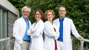 Die Ernährungs-Docs: Jörn Klasen, Silja Schäfer, Viola Andresen und Matthias Riedl (von links), alle erfahrene Ärzt:innen, setzen auf Essen als Medizin. Die Ernährungs-Docs: Jörn Klasen, Silja Schäfer, Viola Andresen und Matthias Riedl (von links), alle erfahrene Ärzt:innen, setzen auf Essen als Medizin.