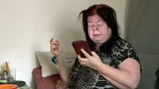 Pamela hat &Auml;rger mit ihrem Handy, das seit einiger Zeit nicht mehr richtig funktioniert. Sie m&ouml;chte es endlich wieder problemlos nutzen k&ouml;nnen. Freundin Leni hat Hilfe zugesagt, l&auml;sst jedoch zur verabredeten Zeit auf sich warten.