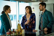 Xavi (Clemens Schick) und Fina (Anne Sch&auml;fer) mit Elena Herera (Bettina Hoppe), der Witwe des ermordeten Baul&ouml;wen.