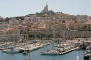 Albert Dubout wurde 1905 in Marseille geboren. Seine humoristischen Zeichnungen schöpften aus lautstarken Boulespielen und choreographierten Stierkämpfen. Albert Dubout wurde 1905 in Marseille geboren. Seine humoristischen Zeichnungen schöpften aus lautstarken Boulespielen und choreographierten Stierkämpfen.