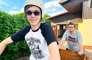 Arian und Max fahren gern mit dem alten Dreirad, einer umgebauten SR2.