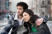 Eigentlich freut sich Samira (Lara Chedraoui) über das Auftauchen ihres Bruders Younes (Yassine Ouaich). Doch scheint es, als würde er nur noch mehr Probleme anschleppen. Eigentlich freut sich Samira (Lara Chedraoui) über das Auftauchen ihres Bruders Younes (Yassine Ouaich). Doch scheint es, als würde er nur noch mehr Probleme anschleppen.