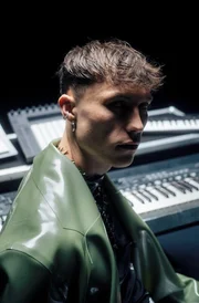 Fletcher Mills kommt ursprünglich aus Neuseeland. In Berlin angekommen, wurde aus dem R&B-Sänger und studierten Pianisten schnell ein House-Konvertit. In seinen Tracks lässt er klassisches Klavier und Live-Gesang einfließen. Fletchy Boy schreibt soulige Clubmusik, voller Verletzlichkeit, die inmitten einer ekstatischen Nacht auch Momente der Reflexion ermöglicht. Fletcher Mills kommt ursprünglich aus Neuseeland. In Berlin angekommen, wurde aus dem R&B-Sänger und studierten Pianisten schnell ein House-Konvertit. In seinen Tracks lässt er klassisches Klavier und Live-Gesang einfließen. Fletchy Boy schreibt soulige Clubmusik, voller Verletzlichkeit, die inmitten einer ekstatischen Nacht auch Momente der Reflexion ermöglicht.