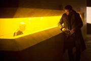 K (Ryan Gosling, r.) versucht im Verborgenen lebende Replikanten aufzusp&uuml;ren.