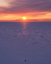 Sonnenuntergang und sein Beobachter an einem der f&uuml;nf Gro&szlig;en Seen Nordamerikas.