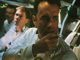 205.000 Meilen von der Erde entfernt k&auml;mpfen die Astronauten Jim Lovell (Tom Hanks, r.), Fred Haise (Bill Paxton, l.) und Jack Swigert (Kevin Bacon, M.) in einer funktionsunt&uuml;chtigen Raumkapsel verzweifelt um ihr Leben. Unterdessen nimmt die Bodenkontrollstation das Rennen gegen die Zeit auf, um die Astronauten zur&uuml;ck zur Erde zu bringen.