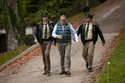 Staller (Helmfried von Lüttichau, l.) und Riedl (Paul Sedlmeir, r.) sind doch sehr überrascht, als sie im Seminarzentrum "Boll Coaching" auf ihren Vorgesetzter Girwidz (Michael Brandner, M.), der eigentlich auf einer Polizeifortbildung sein sollte, stoßen ... Staller (Helmfried von Lüttichau, l.) und Riedl (Paul Sedlmeir, r.) sind doch sehr überrascht, als sie im Seminarzentrum "Boll Coaching" auf ihren Vorgesetzter Girwidz (Michael Brandner, M.), der eigentlich auf einer Polizeifortbildung sein sollte, stoßen ...