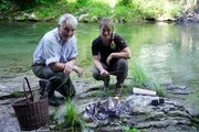 Jenny Gruber, Alfred Posch beim Fisch-Grillen während ServusTVs "Die Genussbauerin - Glück am Grill" in Matzleinsdorf, NOE Jenny Gruber, Alfred Posch beim Fisch-Grillen während ServusTVs "Die Genussbauerin - Glück am Grill" in Matzleinsdorf, NOE