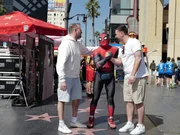 Fritz (l.) und Tamino Grampelhuber mit Spiderman in LA