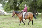 Fritz Grampelhuber auf Pferd auf San Juan Ranch in Lompoc mit Elizabeth Poett und Mann Austin