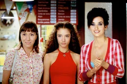 Eine Familie mit Geheimnissen. v.l.: Sole (Lola Due&ntilde;as), Paula (Yohana Cobo) und Raimunda (Pen&eacute;lope Cruz); Zur ARTE-Sendung Volver &ndash; Zur&uuml;ckkehren 14: Eine Familie mit Geheimnissen. v.l.: Sole (Lola Due&ntilde;as), Paula (Yohana Cobo) und Raimunda (Pen&eacute;lope Cruz) &copy; ARD/Degeto Foto: ARD Honorarfreie Verwendung nur im Zusammenhang mit genannter Sendung und bei folgender Nennung "Bild: Sendeanstalt/Copyright". Andere Verwendungen nur nach vorheriger Absprache: ARTE-Bildredaktion, Silke W&ouml;lk Tel.: +33 3 881 422 25, E-Mail: bildredaktion@arte.tv