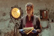 Kommissarin Fina Valent (Anne Schäfer) schaut sich eine anonyme Briefserie an. Kommissarin Fina Valent (Anne Schäfer) schaut sich eine anonyme Briefserie an.