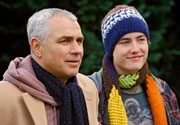 Clemens (Hansa Czypionka) und Kathis Enkel Julius (Lukas Nathrath, rechts) haben skrupellosen Spekulanten das Handwerk gelegt - nun m&uuml;ssen sie nur noch Kathi von Clemens' Aufrichtigkeit &uuml;berzeugen.