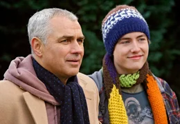 Clemens (Hansa Czypionka) und Kathis Enkel Julius (Lukas Nathrath, rechts) haben skrupellosen Spekulanten das Handwerk gelegt - nun m&uuml;ssen sie nur noch Kathi von Clemens' Aufrichtigkeit &uuml;berzeugen.
