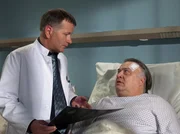 Bertram Sch&ouml;negge (Bernd Stegemann, rechts) ist von dem Wurfgeschoss nur leicht verletzt worden. Allerdings hat Dr. Roland Heilmann (Thomas R&uuml;hmann) auf den MRT-Aufnahmen einen Hirntumor entdeckt.