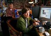 &Uuml;ber das Internet sammeln Clemens (Hansa Czypionka) und Kathis Enkel Julius (Lukas Nathrath, re.) Informationen &uuml;ber ihre Widersacher.