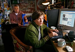 &Uuml;ber das Internet sammeln Clemens (Hansa Czypionka) und Kathis Enkel Julius (Lukas Nathrath, re.) Informationen &uuml;ber ihre Widersacher.