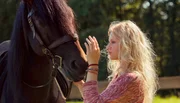Charlie (Sinje Irslinger) und ihr Pferd haben eine magische Verbindung.