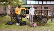 Tarik (Kaan Sahan) spricht die sch&uuml;chterne Dajana (Stephanie Amarell) an.