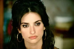 Als vermeintlicher Geist hat Irene (Carmen Maura) sich im Kofferraum des Autos ihrer Tochter versteckt.; Zur ARTE-Sendung Volver &ndash; Zur&uuml;ckkehren 10: Die sch&ouml;ne Raimunda (Pen&eacute;lope Cruz) verdient ihren Lebensunterhalt mit Putzen. &copy; Paola Ardizzonni/Emilio Pereda/Path&eacute; Foto: ARTE France Honorarfreie Verwendung nur im Zusammenhang mit genannter Sendung und bei folgender Nennung "Bild: Sendeanstalt/Copyright". Andere Verwendungen nur nach vorheriger Absprache: ARTE-Bildredaktion, Silke W&ouml;lk Tel.: +33 3 881 422 25, E-Mail: bildredaktion@arte.tv
