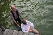 Nicht sein bester Tag heute: Bootsverleiher Hans Raftl (Johannes Herrschmann) holt einen im Rollstuhl sitzenden Toten vom Seegrund ... Nicht sein bester Tag heute: Bootsverleiher Hans Raftl (Johannes Herrschmann) holt einen im Rollstuhl sitzenden Toten vom Seegrund ...