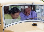 Otto (Rolf Becker) hat f&uuml;r Charlotte (Ursula Karusseit) eine tolle &Uuml;berraschung. Er hat sich von seinem Motorrad getrennt und einen kleinen Oldtimer-Transporter f&uuml;r Ausfl&uuml;ge und Eink&auml;ufe gekauft.