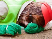 Dr. Vera Bader (Claudia Wenzel) muss nach ihrer Verurteilung Sozialstunden ableisten. Bei einem Arbeitseinsatz st&uuml;rzt sie schwer und wird bewusstlos in die Sachsenklinik eingeliefert.