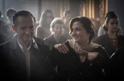 Vorne: Josef (Harald Schrott), Ragusa (Erika Marozs&aacute;n)