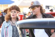 Brennan (Emily Deschanel) und Booth (David Boreanaz) mischen sich undercover unter die Teilnehmer eines Stockcar-Wettbewerbs, um unerkannt zu ermitteln.