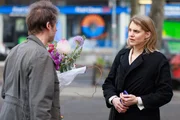 Stella (Bettine Langehein) muss dem euphorischen Jori (Guido Broscheit) schonend beibringen, seinen Heiratsantrag besser zu canceln.
