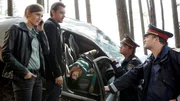 LKA-Kommissarin Sandra Mohr (Miriam Stein, li.) und ihr Chef Sascha Bergmann (Hary Prinz) ermitteln im Mord an einer Journalistin (Julia Cencig). Der &ouml;rtliche Polizeichef Max Leitgeb (Thomas Stipsits, re.) und ein Kollege waren vorher schon am Fundort.