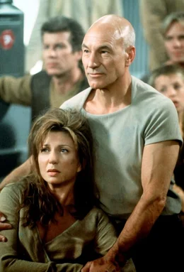 Captain Picard (Patrick Stewart) und seine Crew unterst&uuml;tzen die sch&ouml;ne Ba'ku-F&uuml;hrerin Anji (Donna Murphy) im Kampf gegen die Son'a.