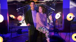 Der angehende Shooting-Star am Pop-Himmel Sebastian (Tim Oliver Schultz) und die Krankenpflegerin Mia (Paula Kalenberg) sind ein ungleiches Paar.