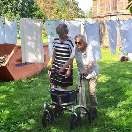 Leonore Pengel ist 91 Jahre alt und lebt in Schernikau, ein kleines Seelendorf in der Altmark. Als ihr Mann verstarb, zog ihre Tochter zu ihr, damit sie in ihrem Familienhaus bleiben kann.