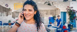 Rina (Claudia Kottal).