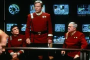 Ehreng&auml;ste auf dem Jungfernflug der "Enterprise B": Chekov (Walter Koenig, r.), Kirk (William Shatner, M.) und Scotty (James Doohan, l.) ...
