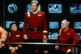Ehreng&auml;ste auf dem Jungfernflug der "Enterprise B": Chekov (Walter Koenig, r.), Kirk (William Shatner, M.) und Scotty (James Doohan, l.) ...