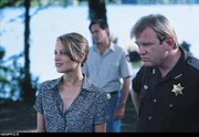 L-R: Kelly Scott (Bridget Fonda), Hank Keough (Brendan Gleeson)
