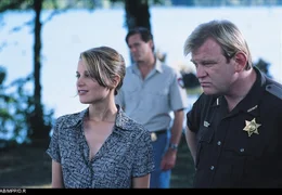 L-R: Kelly Scott (Bridget Fonda), Hank Keough (Brendan Gleeson)