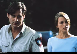 L-R: Jack Wells (Bill Pullman), Kelly Scott (Bridget Fonda