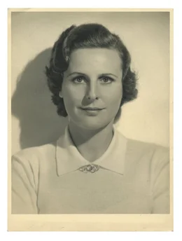 Werkfoto Olympia: Leni Riefenstahl mit Olympia-Kette (aus dem Nachlass).