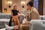 Larissa (Anna Karolin Berger, l.) ist gegenüber Sophia (Krista Birkner) entschlossen, sofort abzureisen. Larissa (Anna Karolin Berger, l.) ist gegenüber Sophia (Krista Birkner) entschlossen, sofort abzureisen.