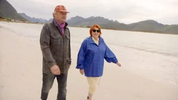 Valie Export mit ihrem Mann Robert Stockinger in Norwegen.