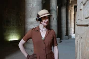 Die &Auml;gyptologin Colleen Darnell im Tempel des Seti I.