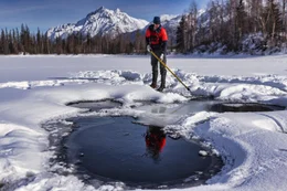 Aussto&szlig; von Methan am Goldstream Lake in Fairbanks, Alaska