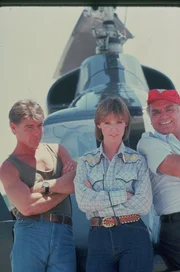 Caitlin O'Shannessy (Jean Bruce Scott, m), Dominic Santini (Ernest Borgnine, r), Stringfellow Hawke (Jan-Michael Vincent) Caitlin O'Shannessy (Jean Bruce Scott, m), Dominic Santini (Ernest Borgnine, r), Stringfellow Hawke (Jan-Michael Vincent)