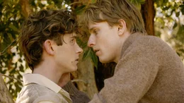 Zarte Ann&auml;herung zwischen Owen James (Fionn O'Shea, links) und Charles Green (Louis Hofmann, rechts).