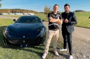 Die Luxus-Autoh&auml;ndler Sven (li.) und Michael (re.) Kanz neben einem Ferrari 812, den sie im Verkauf haben.